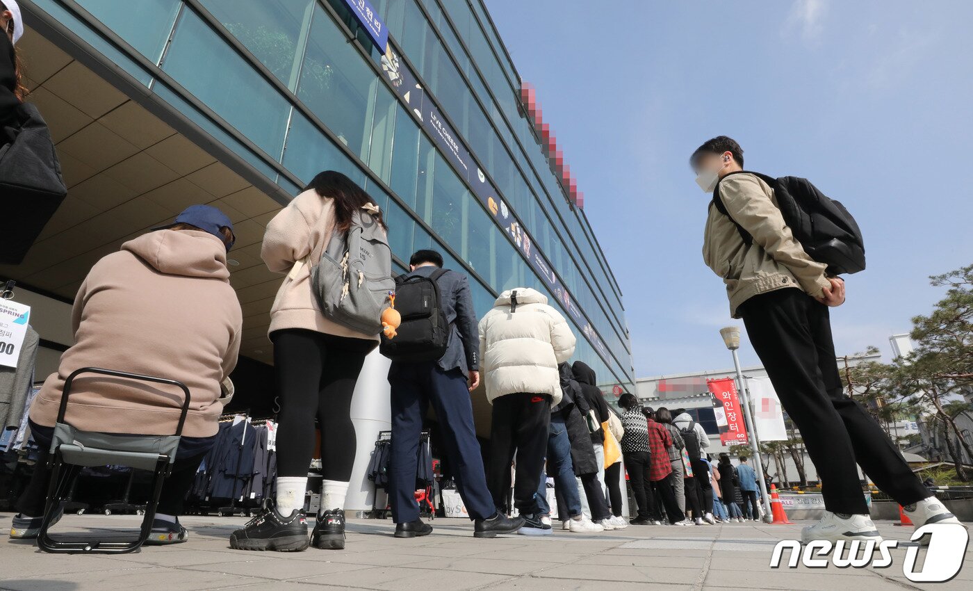본문 이미지 - 6일 오전 서울의 한 대형마트 앞에서 시민들이 포켓몬빵을 구매하기 위해 줄을 서서 기다리고 있다. 2022.4.6/뉴스1 ⓒ News1 박세연 기자