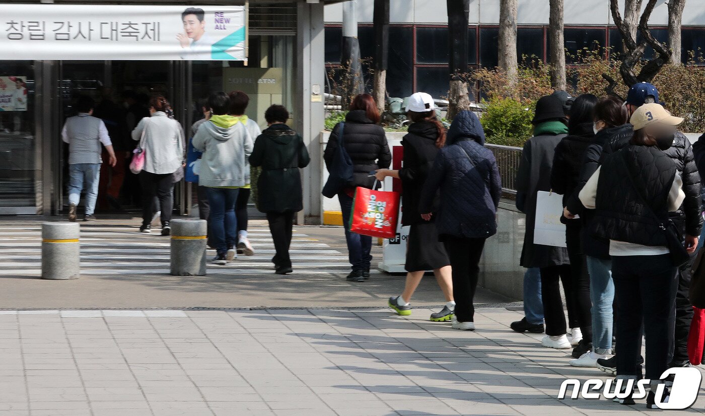 본문 이미지 - 6일 오전 서울의 한 대형마트 앞에서 시민들이 포켓몬빵을 구매하기 위해 줄을 서서 입장하고 있다. 2022.4.6/뉴스1 ⓒ News1 박세연 기자
