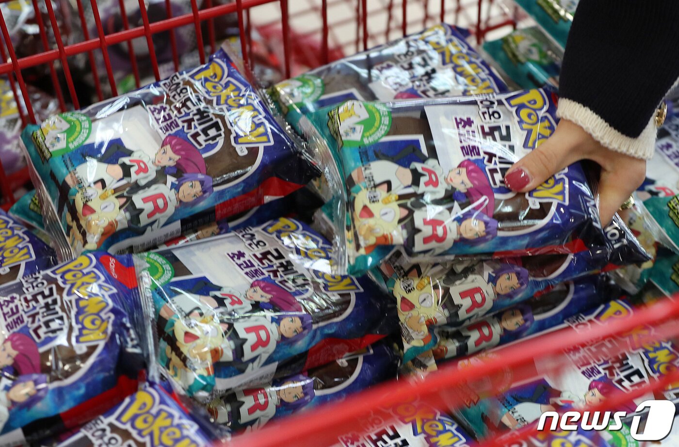 본문 이미지 - 6일 오전 서울의 한 대형마트에서 시민들이 포켓몬빵을 구매하고 있다. 2022.4.6/뉴스1 ⓒ News1 박세연 기자