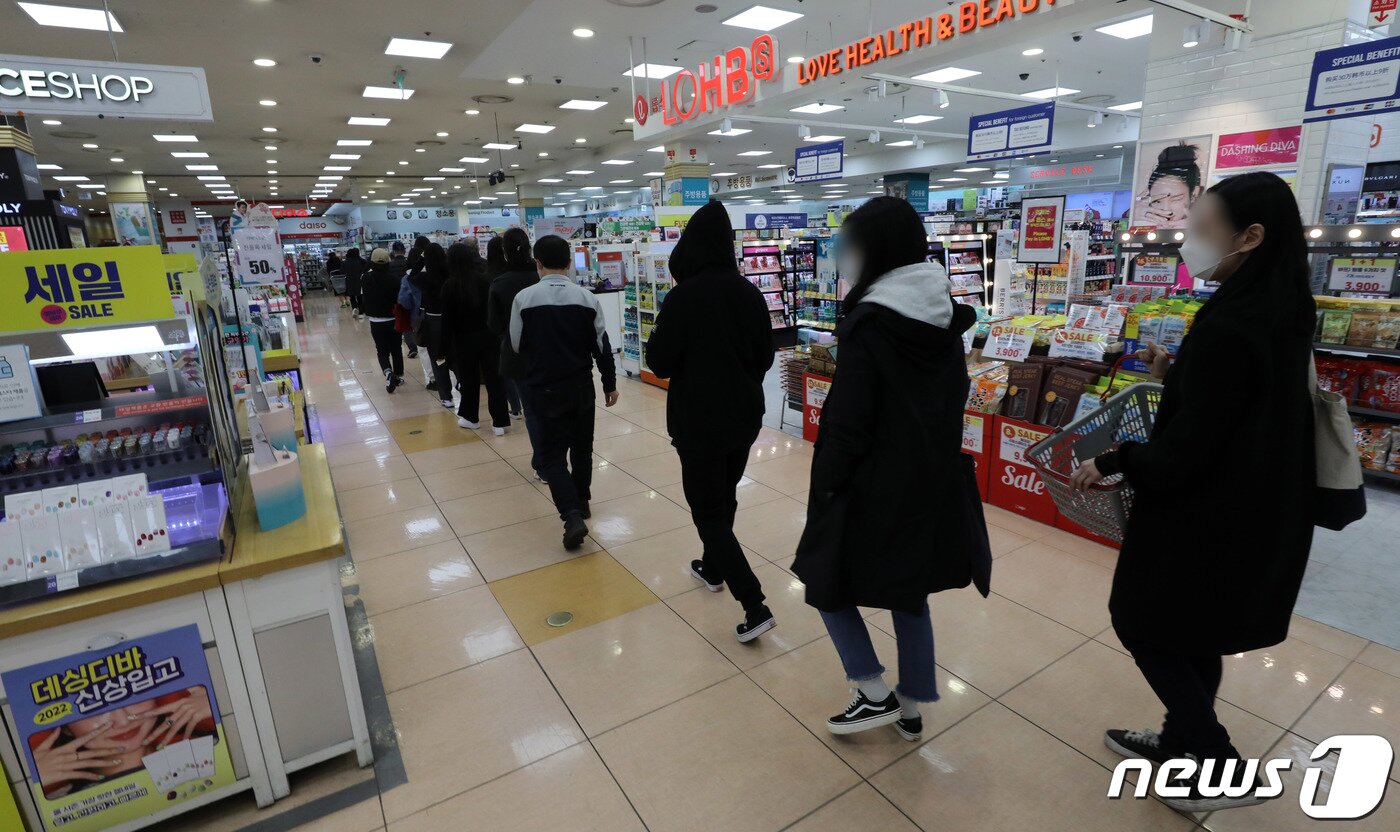 본문 이미지 - 6일 오전 서울의 한 대형마트에서 시민들이 포켓몬빵을 구매하기 위해 줄을 서서 기다리고 있다. 2022.4.6/뉴스1 ⓒ News1 박세연 기자