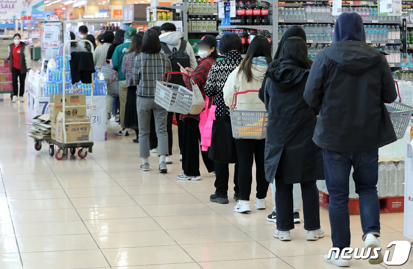 본문 이미지 - 6일 오전 서울의 한 대형마트에서 시민들이 줄을 서서 포켓몬빵을 구매하고 있다. 2022.4.6/뉴스1 ⓒ News1 박세연 기자