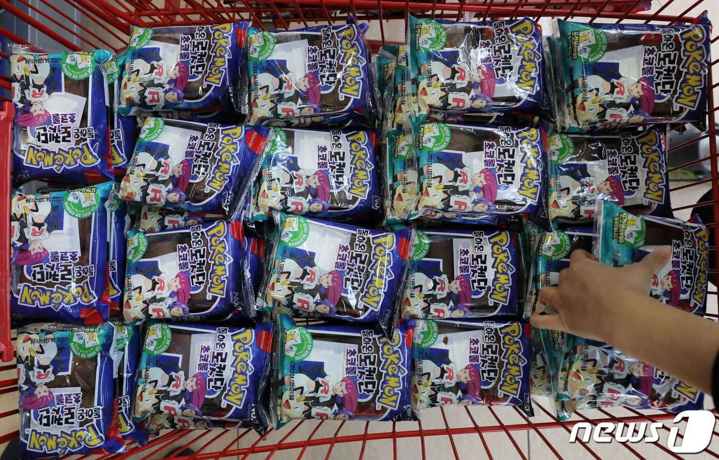 본문 이미지 - 6일 오전 서울의 한 대형마트에서 시민들이 포켓몬빵을 구매하고 있다. 2022.4.6/뉴스1 ⓒ News1 박세연 기자