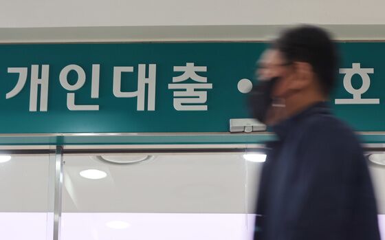 투자 미루는 기업들…시설자금 대출 여전히 반토막