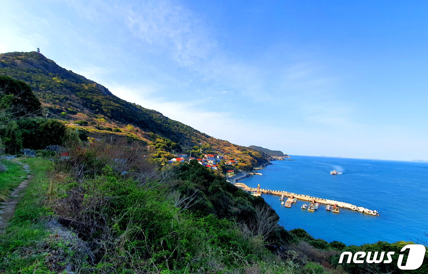 본문 이미지 - 매물도 풍경. 왼쪽 오솔길 위에 장군봉이 오똑하고, 가운데 대항마을 밑으로 짙푸른 바다가 창연하다 ⓒ 뉴스1