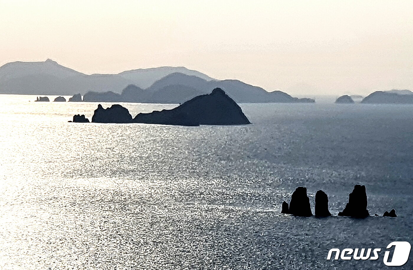 본문 이미지 - 매물도에서 카메라 줌을 당겨 바라본 바다의 수묵화. 앞줄부터 가익도, 소지도, 연화도, 욕지도 ⓒ 뉴스1