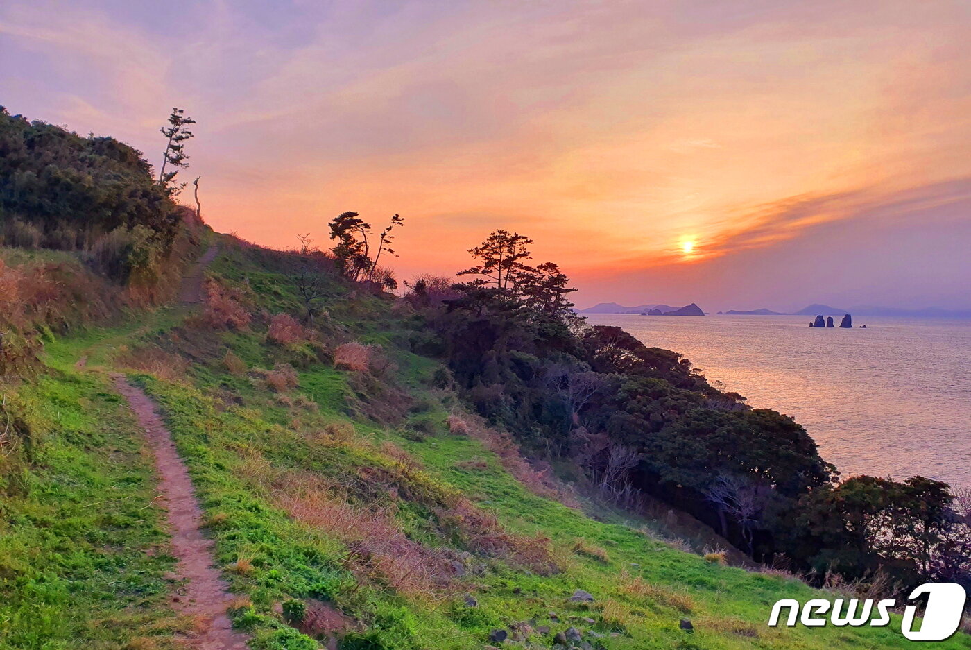 본문 이미지 - 꼬돌개 오솔길과 바다에 떨어지는 노을. 국립공원의 정주영 해설사는 “섬에는 사연과 이야기가 있어, 통영의 바다는 외롭지 않다”고 했다 ⓒ 뉴스1