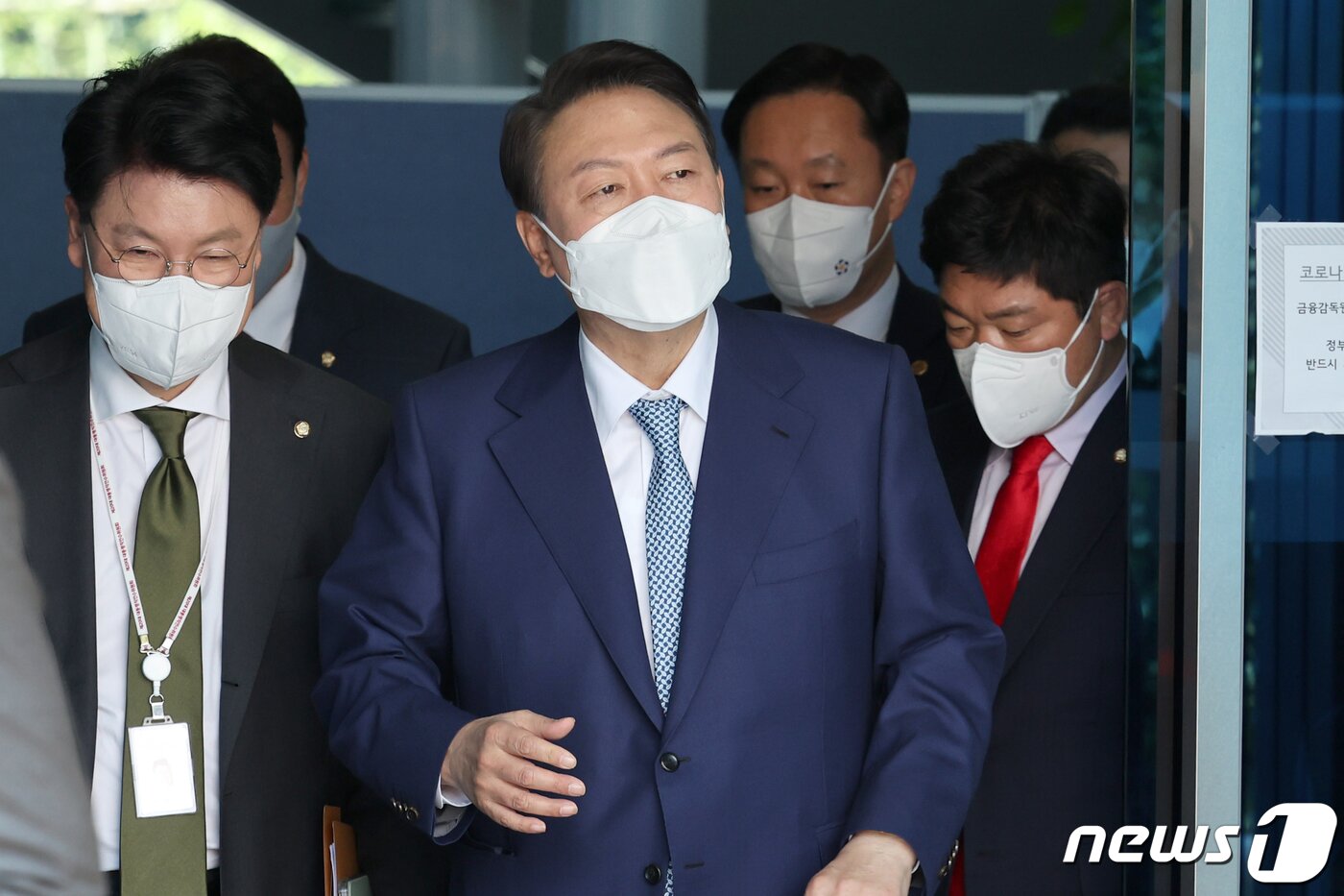본문 이미지 - 윤석열 대통령 당선인이 6일 점심 일정을 위해 서울 종로구 통의동 대통령직인수위원회 집무실을 나서고 있다. 왼쪽은 장제원 당선인 비서실장. 2022.4.6/뉴스1 ⓒ News1 인수위사진기자단