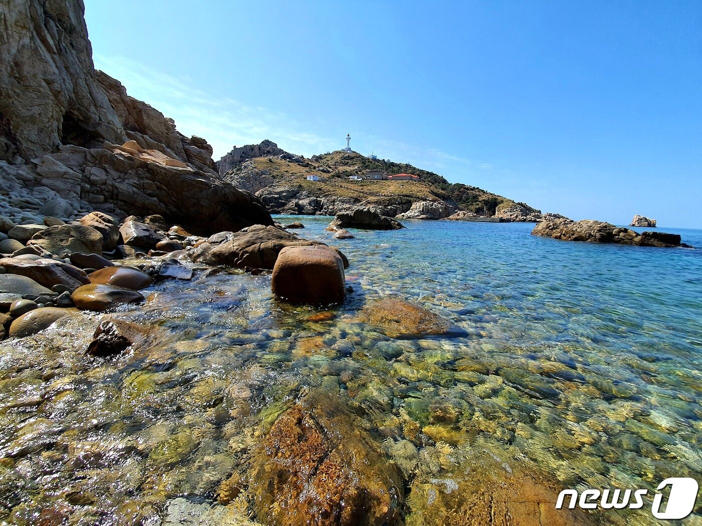 본문 이미지 - 길이 열리기 직전의 열목개와 등대섬. 가까이 투명한 바닷물, 그 옆에 잉크를 풀어놓은 파란 바닷물 ⓒ 뉴스1