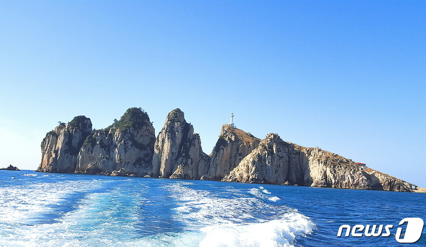 본문 이미지 - 등대섬을 떠나며 바라보는, 수석전시장 같은 아름다운 바위봉우리들 ⓒ 뉴스1