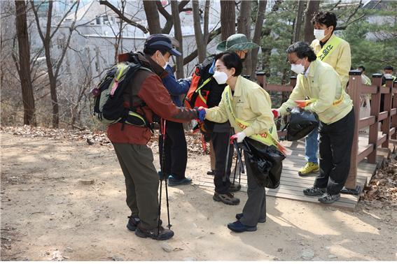 본문 이미지 - 김미경 은평구청장이 식목일을 맞아 5일 구파발역 진관근린공원 일대에서 열린 식목일 행사에 참석해 주민 대상으로 산불예방 활동을 하고 있다. <사진=은평구 제공> ⓒ 뉴스1