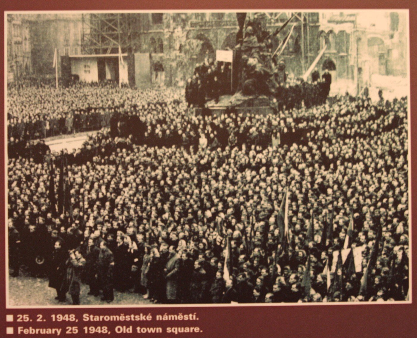 본문 이미지 - 1948년 2월25일 프라하 구시가 광장에 모인 시민들이 공산쿠데타 성공 선언을 지켜보고 있다 / 사진출처 = 위키피디아