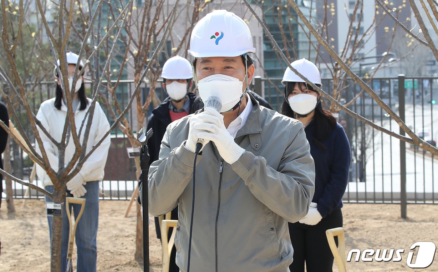 본문 이미지 - 오세훈 서울시장이 지난 4월6일 서울 종로구 율곡로 터널상부 공원에서 열린 식목일 맞이 나무심기 행사에서 인사말을 하고 있다. /뉴스1 ⓒ News1 임세영 기자