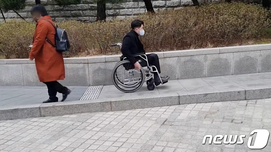 본문 이미지 - 오영환 더불어민주당 의원이 6일 망월사역에서 국회의사당까지 휠체어로 출근하고 있다. (오영환 의원 페이스북) 2022.4.6/뉴스1