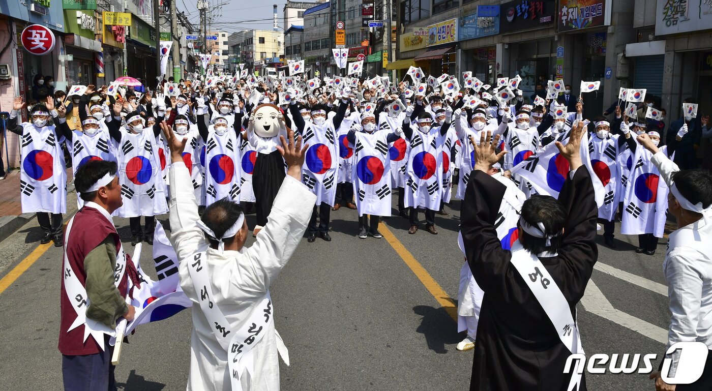 본문 이미지 - 6일 울산 중구 병영 일대에서 열린 제103주년 병영 3·1만세운동 재현 행사에서 참가자들이 '대한독립 만세'를 외치며 행진하고 있다. (울산 중구 제공) 2022.4.6/뉴스1 ⓒ News1