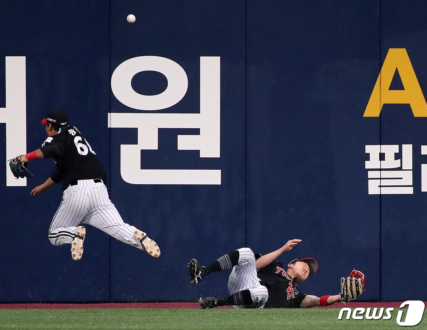 (서울=뉴스1) 김진환 기자 = 6일 서울 구로구 고척스카이돔에서 열린 프로야구 '2022 신한은행 SOL KBO리그' LG트윈스와 키움 히어로즈의 경기, LG 중견수 박해민과 우 …