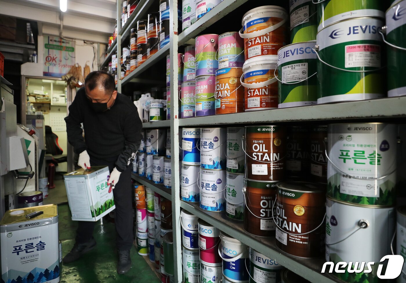 본문 이미지 - 서울의 한 페인트 판매 대리점에서 관계자가 물품을 정리하고 있다.  2022.4.7/뉴스1 ⓒ News1 구윤성 기자
