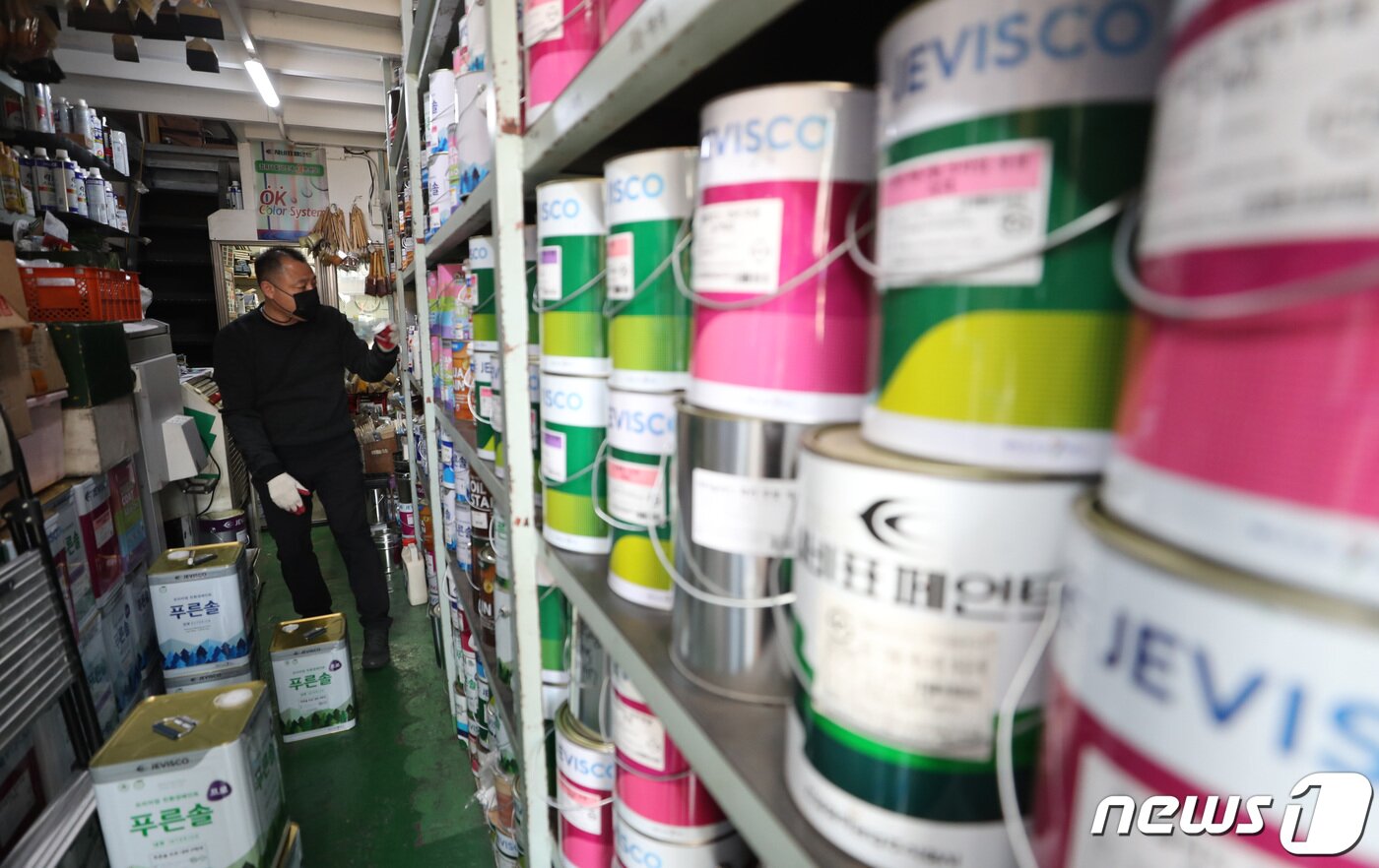 본문 이미지 - 7일 오전 서울의 한 페인트 판매 대리점에서 관계자가 물품을 정리하고 있다. 2022.4.7 ⓒ 뉴스1 구윤성 기자