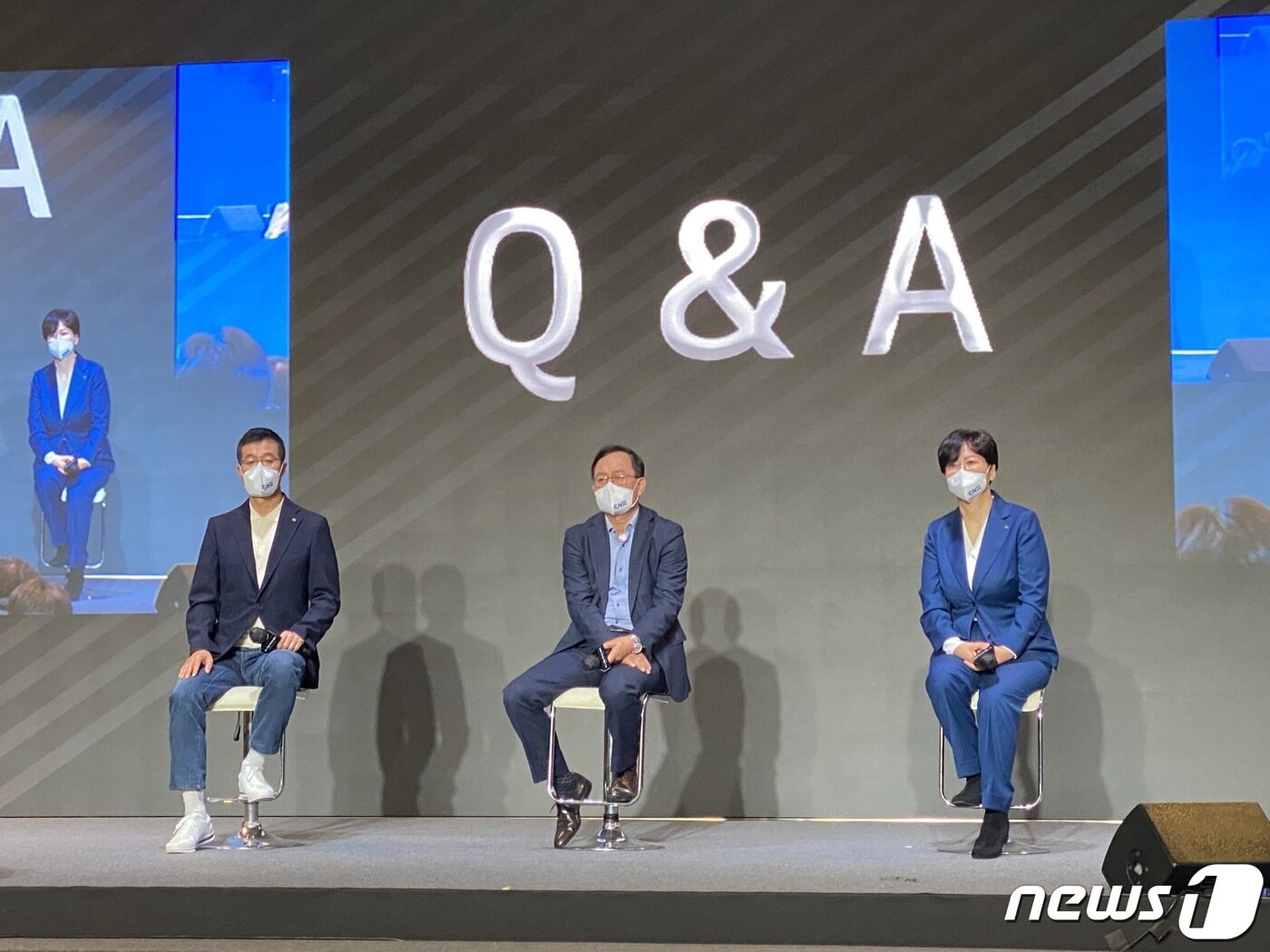 본문 이미지 - (왼쪽부터) 스카이TV 윤용필 대표, KT 커스토머부문장 강국현 사장, KT스튜디오지니 김철연 대표 2022.4.7/뉴스1 ⓒ News1 이기범 기자