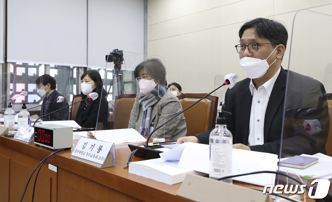 (서울=뉴스1) 허경 기자 = 김기룡 중부대 특수교육과 교수(오른쪽)가 7일 오전 서울 여의도 국회에서 열린 국회 보건복지위원회 장애인권리보장 및 탈시설 지원 관련 법률안 공청회에 …