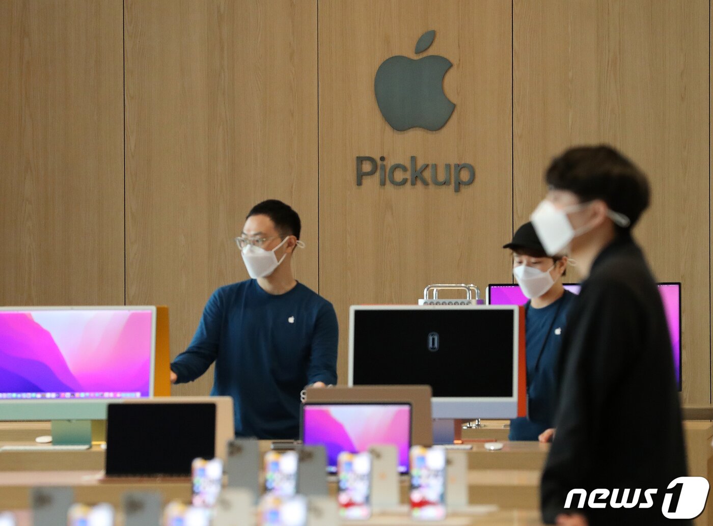 본문 이미지 - 국내 애플스토어 3호점 '애플 명동'이 개장을 이틀 앞둔 7일 미디어 프리뷰 행사를 통해 매장을 공개했다. '애플 명동'은 오는 9일 오전 10시에 공식 개장한다. 2022.4.7/뉴스1 ⓒ News1 김진환 기자