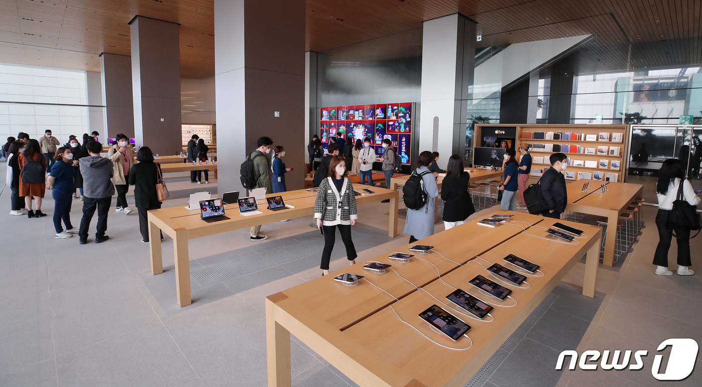 (서울=뉴스1) 김진환 기자 = 국내 애플스토어 3호점 '애플 명동'이 개장을 이틀 앞둔 7일 미디어 프리뷰 행사를 통해 매장을 공개했다. '애플 명동'은 오는 9일 오전 10시에 …