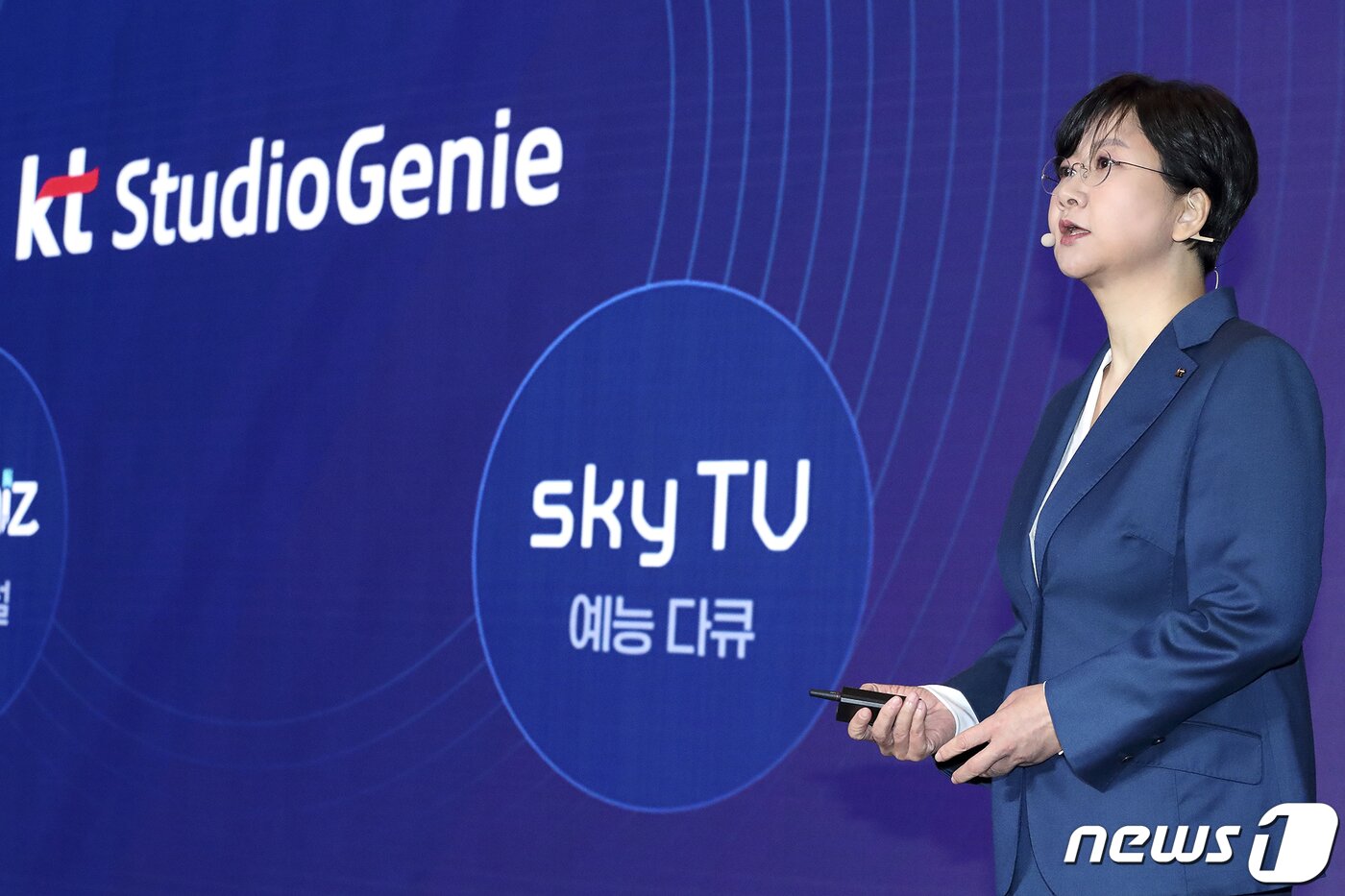 본문 이미지 - 김철연 KT스튜디오지니 대표가 7일 오전 서울 송파구 소피텔 앰배서더 호텔에서 열린 'KT그룹 미디어데이'에서 올해 5월부터 순차적으로 선보일 드라마와 함께 내년도 방영을 위해 기획 중인 작품까지 총 24개의 오리지널 드라마 라인업을 공개하고 있다. (KT 제공) 2022.4.7/뉴스1