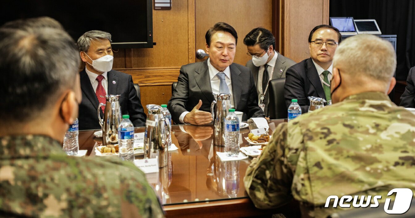 본문 이미지 - 윤석열 대통령 당선인이 7일 주한미군 기지인 평택 '캠프 험프리스'를 방문해 한미연합사 관계자들과 대화를 나누고 있다. (주한미군 공보실 제공) 2022.4.7/뉴스1 ⓒ News1 오대일 기자