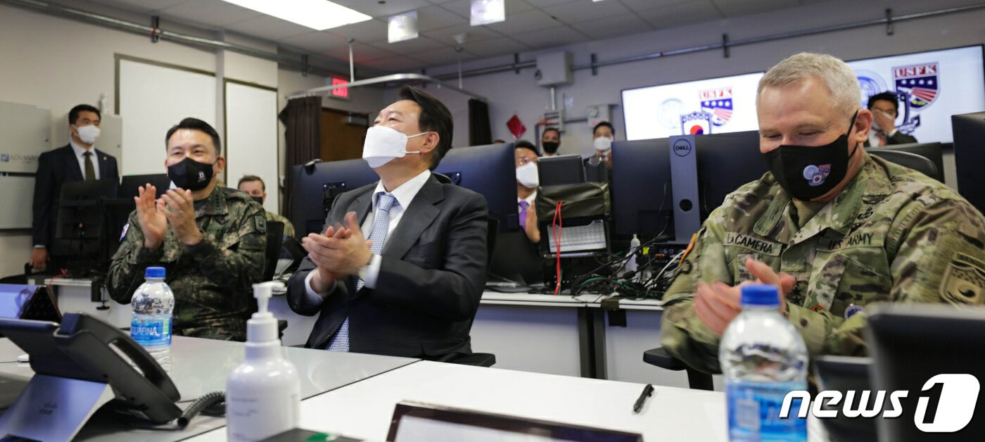 본문 이미지 - 윤석열 대통령 당선인이 7일 주한미군 기지인 평택 '캠프 험프리스'를 방문해 폴 라캐머라 한미연합사령관(오른쪽), 김승겸 부사령관과 함께 박수치고 있다. (주한미군 공보실 제공) 2022.4.7/뉴스1 ⓒ News1 오대일 기자