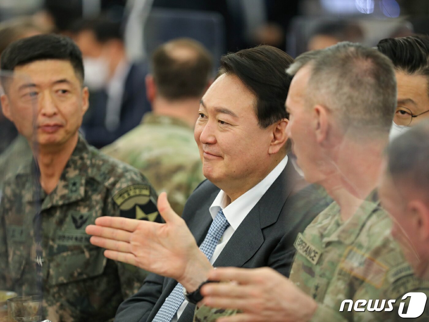 본문 이미지 - 윤석열 대통령 당선인이 7일 주한미군 기지인 평택 '캠프 험프리스'를 방문해 관계자들과 대하를 나누고 있다. (주한미군 공보실 제공) 2022.4.7/뉴스1 ⓒ News1 오대일 기자