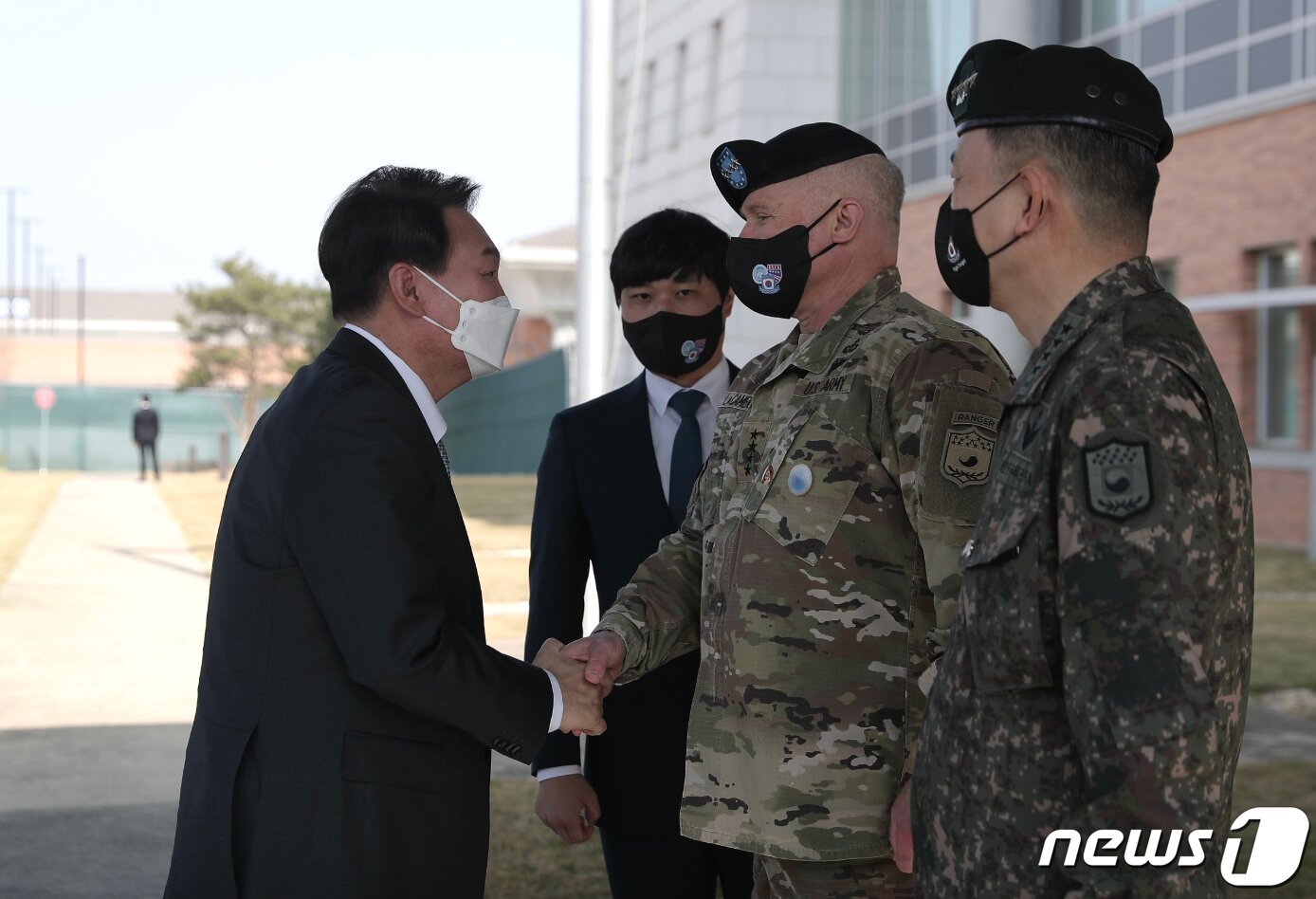 본문 이미지 - 윤석열 대통령 당선인이 7일 주한미군 기지인 평택 '캠프 험프리스'를 방문해 폴 라캐머라 한미연합사령관과 악수하고 있다. (당선인 대변인실 제공) 2022.4.7/뉴스1 ⓒ News1 오대일 기자