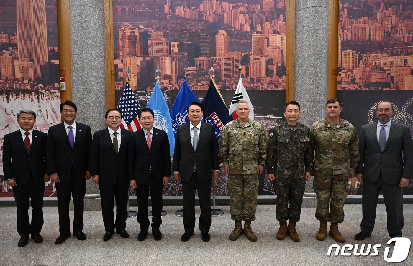 본문 이미지 - 윤석열 대통령 당선인이 7일 주한미군 기지인 평택 '캠프 험프리스'를 방문해 폴 라캐머라 한미연합사령관, 김승겸 부사령관 등 관계자들과 기념촬영을 하고 있다. (당선인 대변인실 제공) 2022.4.7/뉴스1 ⓒ News1 오대일 기자