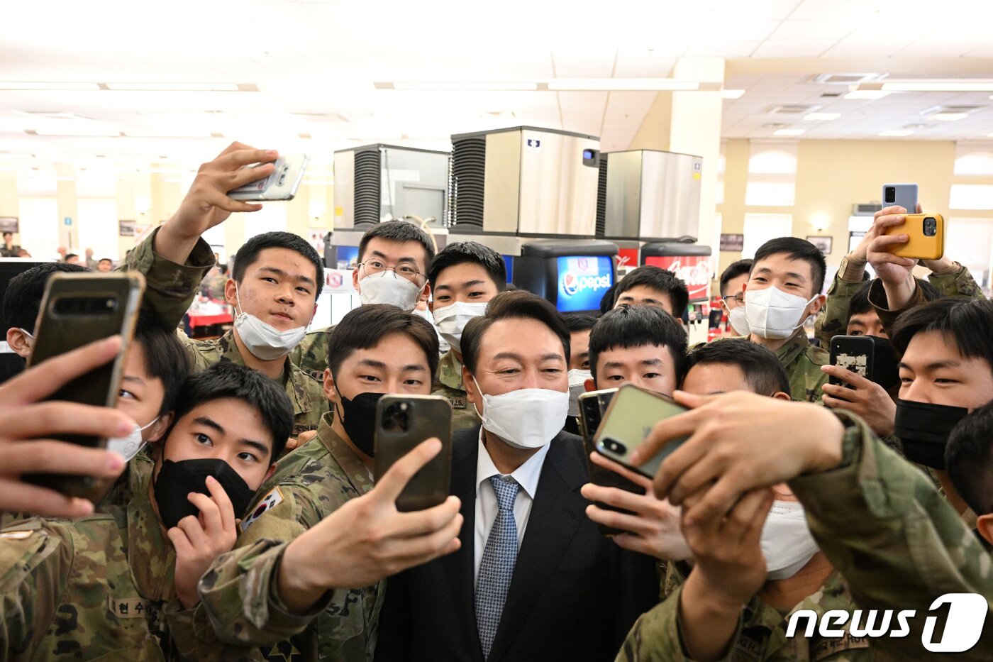 본문 이미지 - 윤석열 대통령(가운데)이 당선인 시절이던 지난 4월7일 경기도 평택 소재 주한미군 기지 '캠프 험프리스'를 방문 카투사 장병들과 '셀카'를 찍고 있다. (당선인 대변인실 제공) 2022.4.7/뉴스1 ⓒ News1 오대일 기자