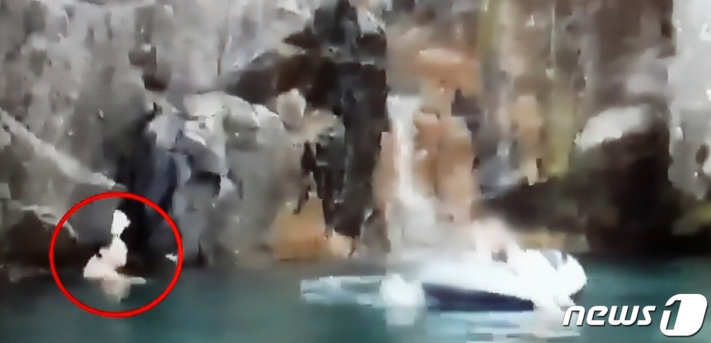 본문 이미지 - 경기 가평 '계곡 사망'사건 당시 피해자의 생전 모습이 담긴 영상이 공개됐다. 영상에는 조현수와 공범이 피해자A씨가 타고 있는 튜브를 강제로 흔들며 괴롭히는 모습이 담겼다. 왼쪽 동그라미 안 인물은 조현수 (채널A 방송 화면) 2022.4.7/뉴스1