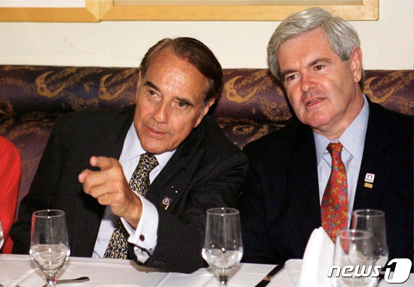 본문 이미지 - 뉴트 깅리치 전 미국 하원의장(우)과 밥 돌 전 상원의원(좌) ⓒ 로이터=뉴스1 ⓒ News1 박형기 기자