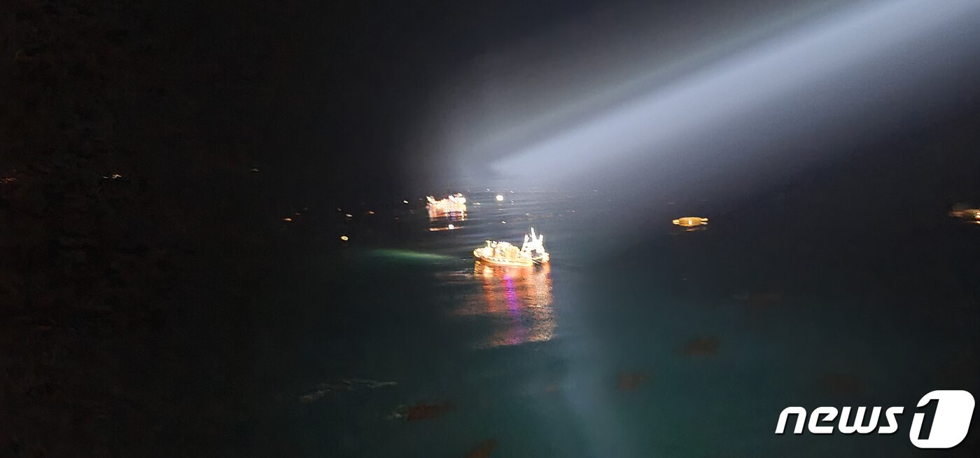 본문 이미지 - 8일 오전 1시32분쯤 제주 서귀포시 대정읍 마라도 남서쪽 약 370㎞ 해상에서 남해지방해양경찰청 항공대 소속 헬기(S-92)가 추락, 해경이 수색작업을 벌이고 있다. (제주지방해양경찰청 제공) 2022.4.8/뉴스1