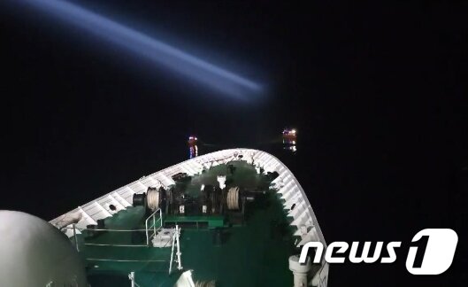 본문 이미지 - 8일 오전 1시32분쯤 제주 서귀포시 대정읍 마라도 남서쪽 약 370㎞ 해상에서 남해지방해양경찰청 항공대 소속 헬기(S-92)가 추락, 해경이 수색작업을 벌이고 있다. (제주지방해양경찰청 제공) 2022.4.8/뉴스1