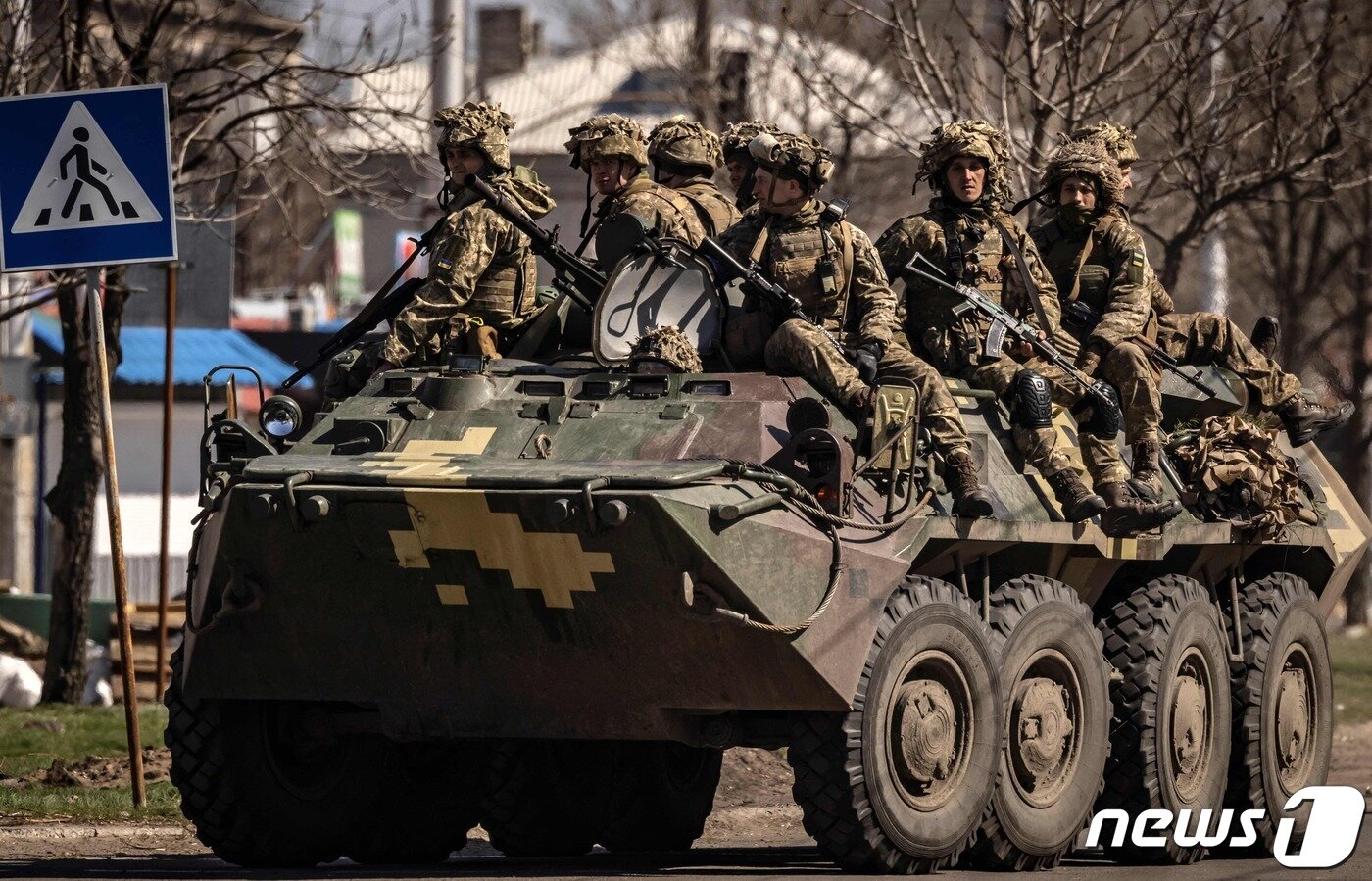 본문 이미지 - 7일(현지시간) 러시아의 침공 속 우크라이나 돈바스주 세베로도네츠크에서 병사들이 장갑차를 타고 순찰을 하고 있다. ⓒ AFP=뉴스1 ⓒ News1 우동명 기자