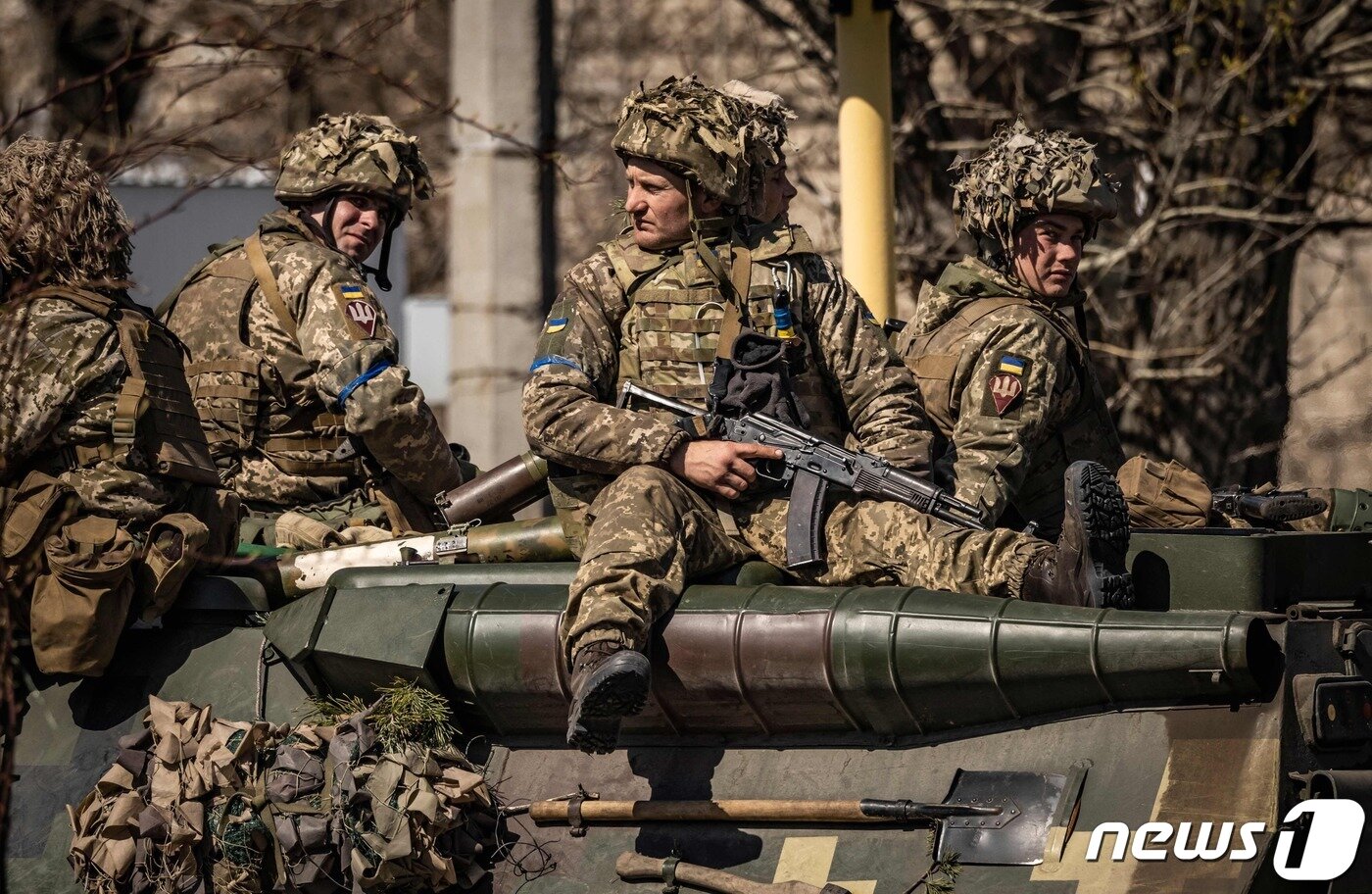 본문 이미지 - 7일(현지시간) 러시아의 침공 속 우크라이나 돈바스주 세베로도네츠크에서 병사들이 장갑차를 타고 순찰을 하고 있다. ⓒ AFP=뉴스1 ⓒ News1 우동명 기자
