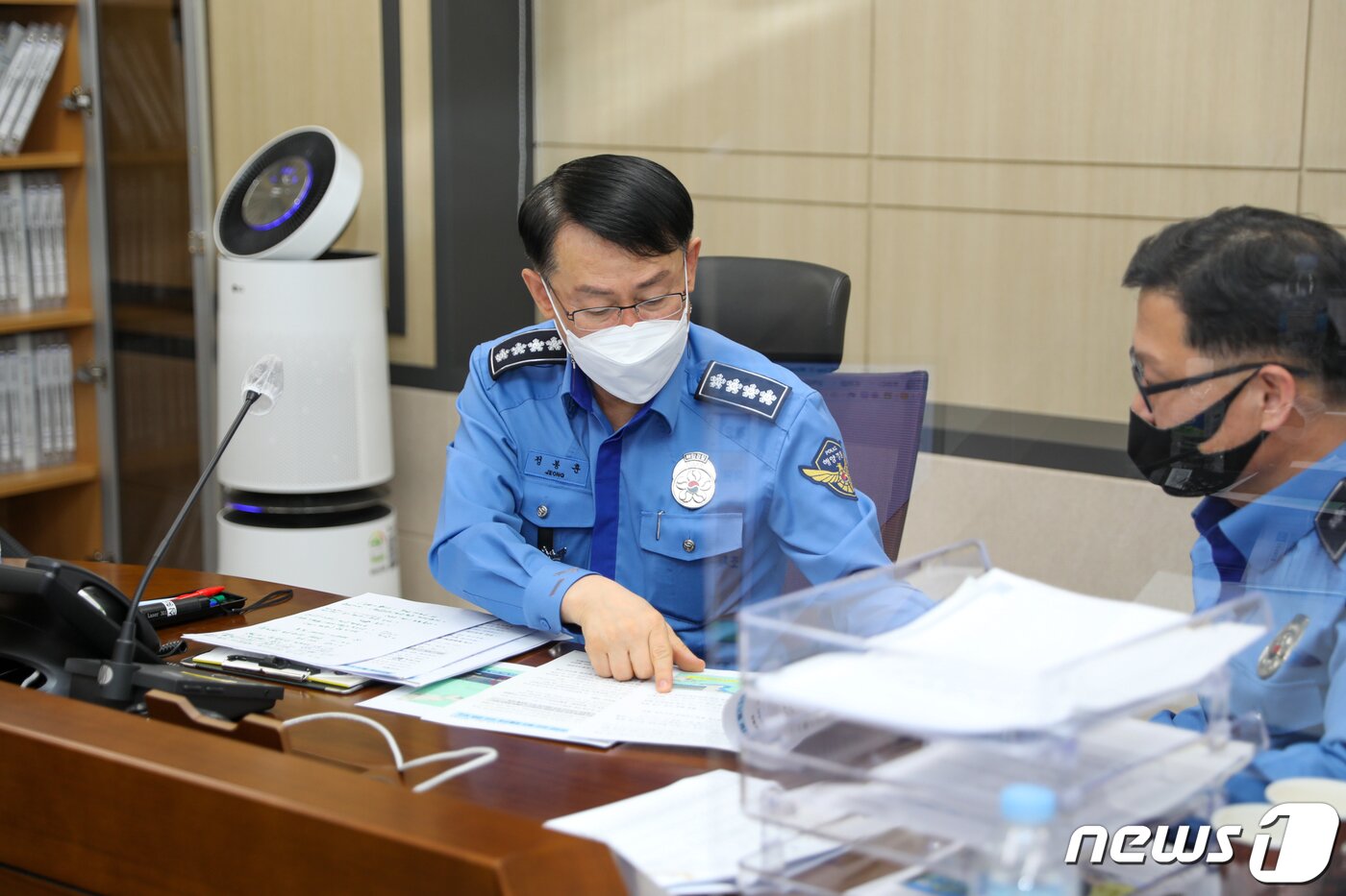 본문 이미지 - 정봉훈 해양경찰청장이 8일 제주남방 해역 헬기 해상추락사고 대응 회의를 주재하고 있다. 정 청장은 중앙구조본부를 비상가동하고 수색에 총력을 다할 것을 지시했다. (해양경찰청 제공) 2022.4.8/뉴스1