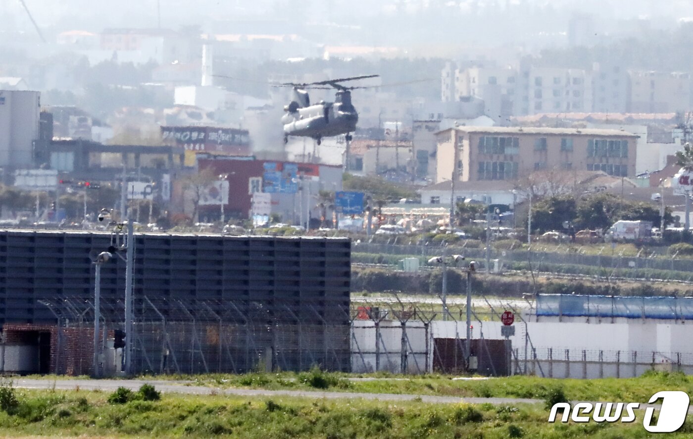 본문 이미지 - 8일 오전 제주국제공항으로 남해지방해양경찰청 항공대 소속 헬기(S-92) 추락 사고로 골절상을 입은 기장 A경감(47)을 태운 공군헬기가 착륙하고 있다. 해경은 이날 오전 1시 32분쯤 제주 서귀포시 대정읍 마라도 남서쪽 약 370㎞ 해상에서 발생한 해경 헬기(S-92) 추락 사고로 2명이 사망하고, 1명이 실종돼 수색작업을 벌이고 있다. 2022.4.8/뉴스1 ⓒ News1 오현지 기자