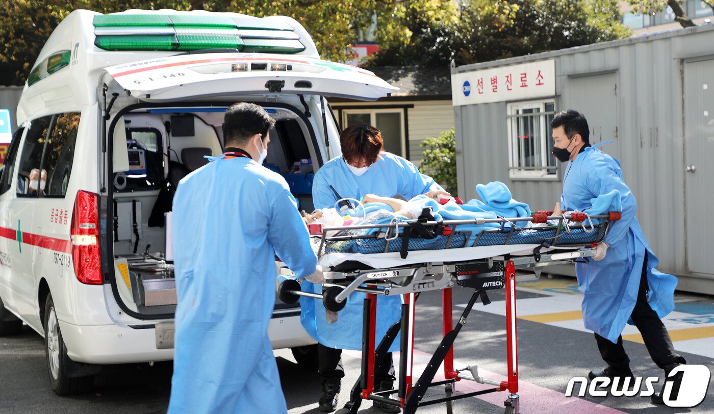 본문 이미지 - 제주 해상 해경 헬기 추락사고 생존자인 기장 A경감(47)이 8일 오전 제주시 연동 제주한라병원 권역외상센터로 옮겨지고 있다. 현재 A경감은 다발성 골절을 입었으나 생명에 지장은 없는 상태다. 해경에 따르면 이날 오전 1시32분쯤 제주 서귀포시 대정읍 마라도 남서쪽 약 370㎞ 해상에서 남해지방해양경찰청 항공대 소속 헬기(S-92)가 추락해 현재 2명이 사망하고 1명이 실종됐다. 2022.4.8/뉴스1 ⓒ News1 오미란 기자