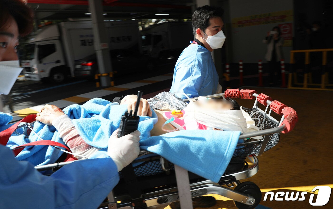 본문 이미지 - 제주 해상 해경 헬기 추락사고 생존자인 기장 A경감(47)이 8일 오전 제주시 연동 제주한라병원 권역외상센터로 옮겨지고 있다. 현재 A경감은 다발성 골절을 입었으나 생명에 지장은 없는 상태다. 해경에 따르면 이날 오전 1시32분쯤 제주 서귀포시 대정읍 마라도 남서쪽 약 370㎞ 해상에서 남해지방해양경찰청 항공대 소속 헬기(S-92)가 추락해 현재 2명이 사망하고 1명이 실종됐다. 2022.4.8/뉴스1 ⓒ News1 오미란 기자