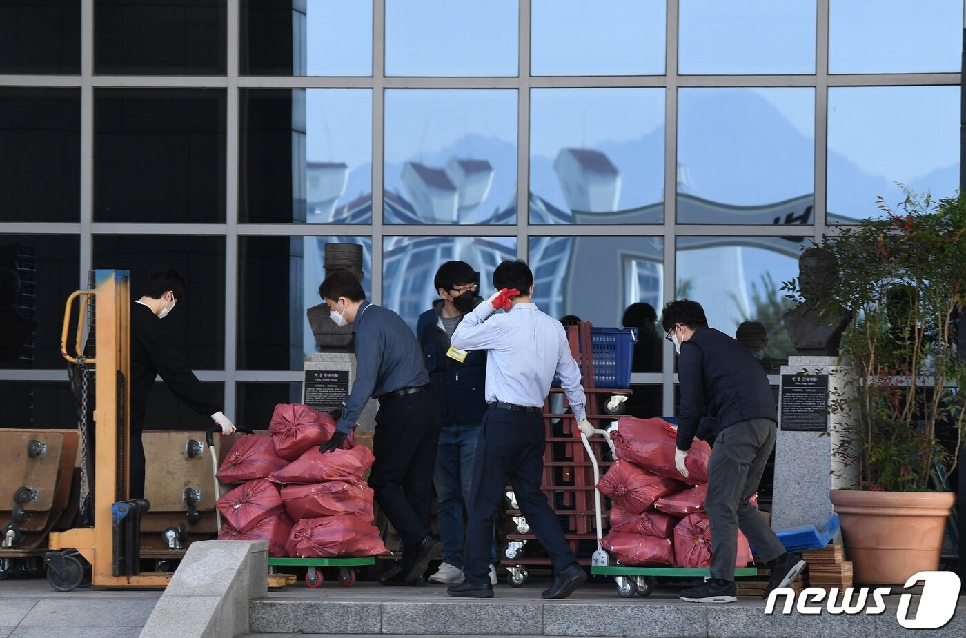본문 이미지 - 8일 오전 서울 용산구 국방부 청사에서 직원들이 불필요한 문서를 파쇄하는 등 이사 화물을 줄이기 위해 짐을 나르고 있다. (국방일보 제공) 2022.4.8/뉴스1