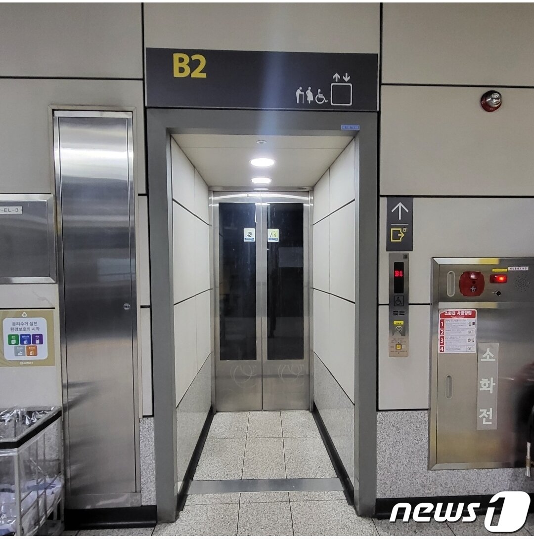 본문 이미지 - 9호선 양천향교역 승강장과 대합실을 이동할 때 이용하는 엘리베이터 입구. ⓒ 뉴스1