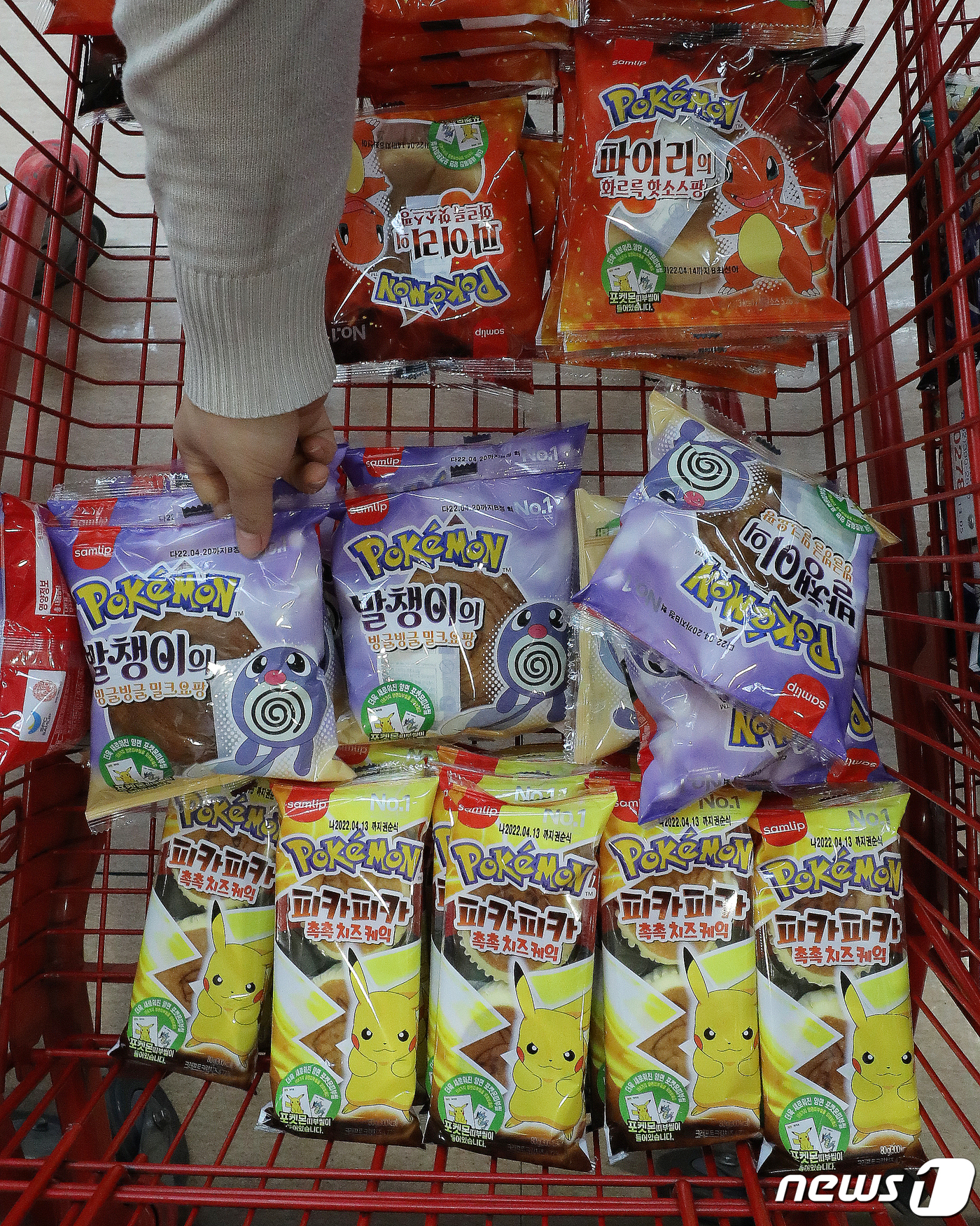 (서울=뉴스1) 박세연 기자 = 8일 오전 서울의 한 대형마트에서 시민들이 새롭게 출시된 포켓몬빵 2탄(발챙이의 빙글빙글 밀크요팡)을 구매하고 있다.SPC삼립은 부드럽고 촉촉한 쉬 …