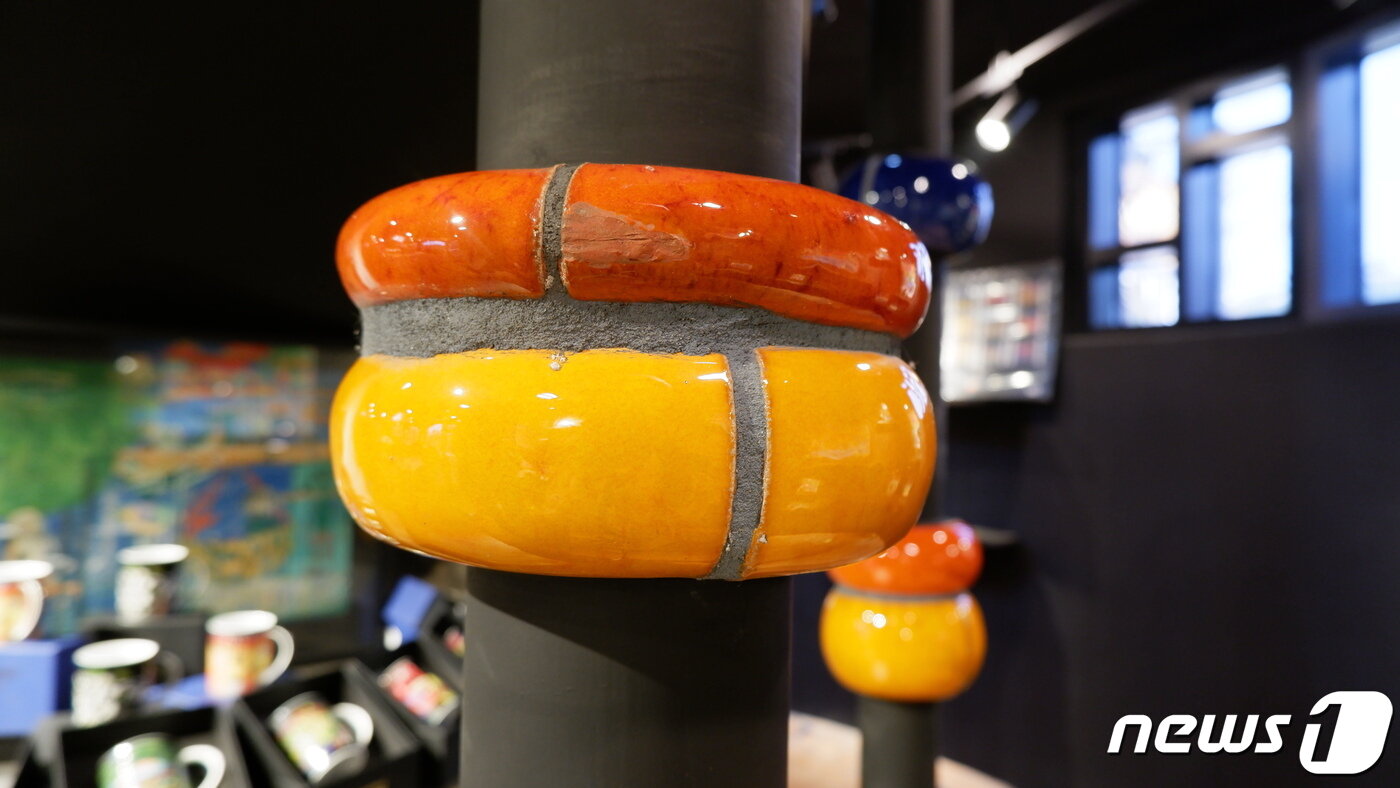 본문 이미지 - 오스트리아에서 공수한 도자리고 이루어진 기둥 ⓒ 뉴스1