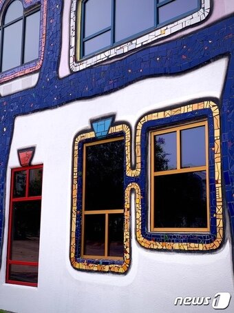 본문 이미지 - 훈데르트바서 파크에선 같은 창문을 볼 수 없다ⓒ 뉴스1