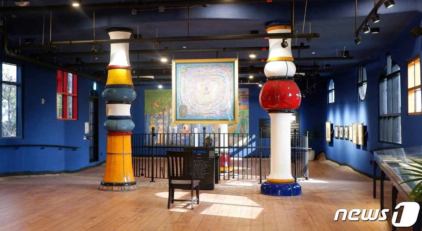 본문 이미지 - 관람객이 작품과 소통할 수 있도록 놓인 1인용 의자 ⓒ 뉴스1