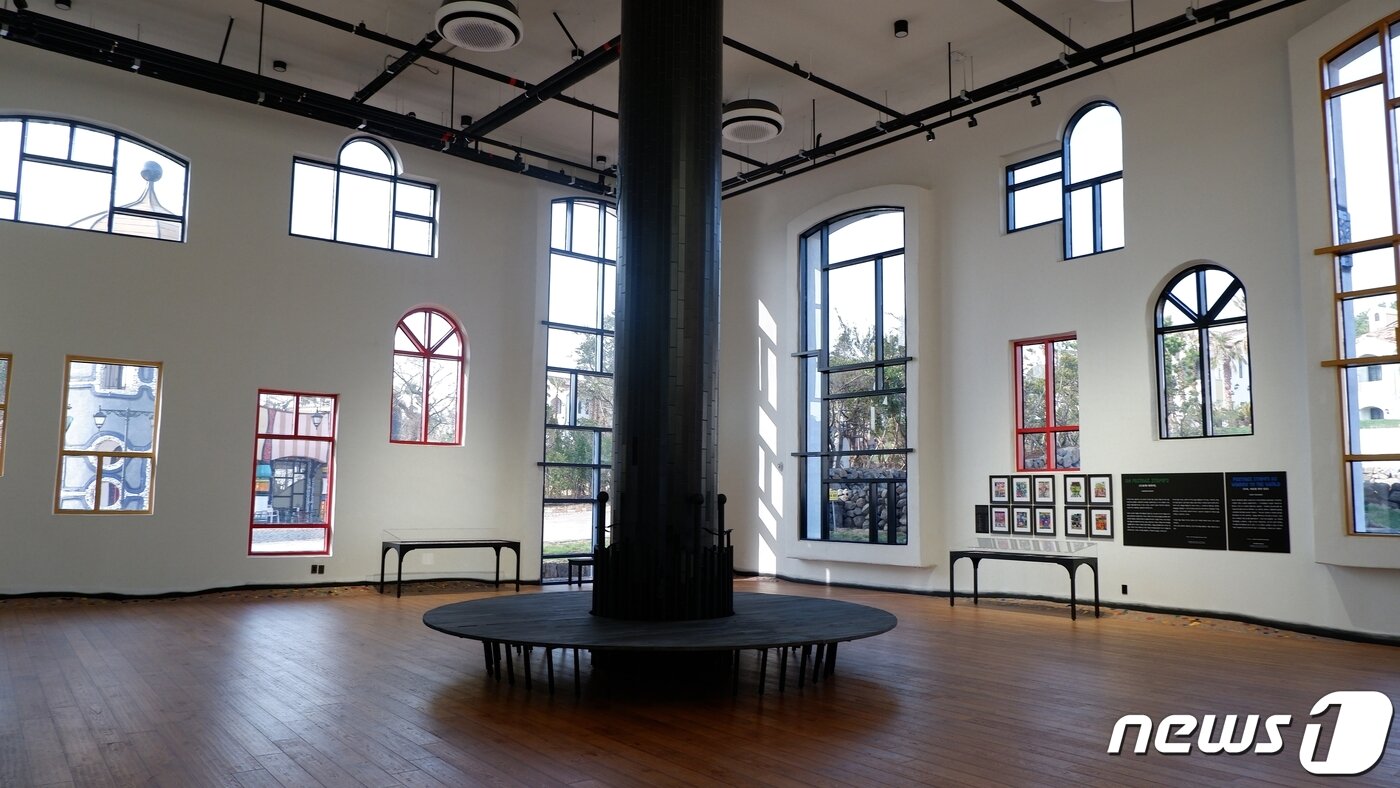 본문 이미지 - 훈데르트바서뮤지엄에선 어느 하나 같은 형태의 창이 없다 .ⓒ 뉴스1