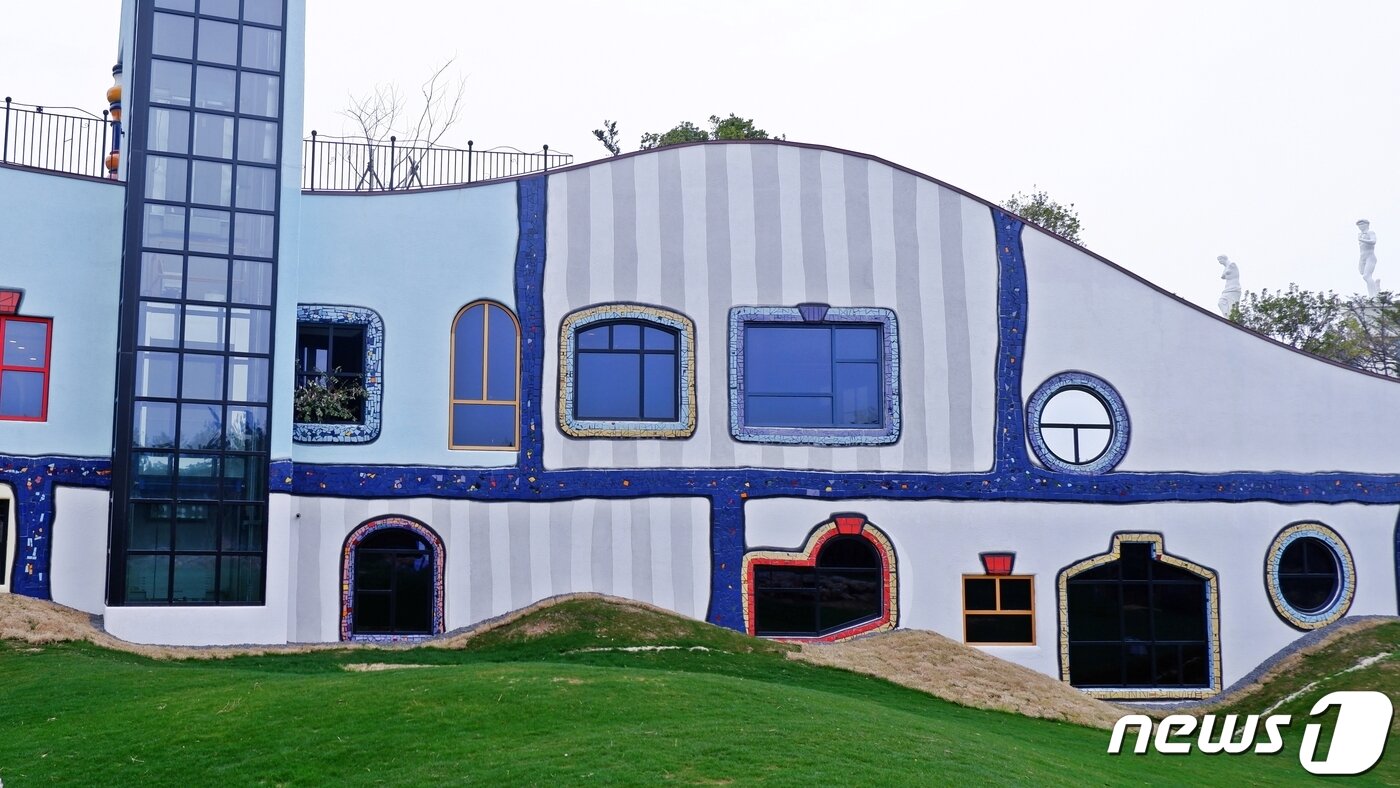 본문 이미지 - 울퉁불퉁한 대지 위에 올려진 건물 ⓒ 뉴스1